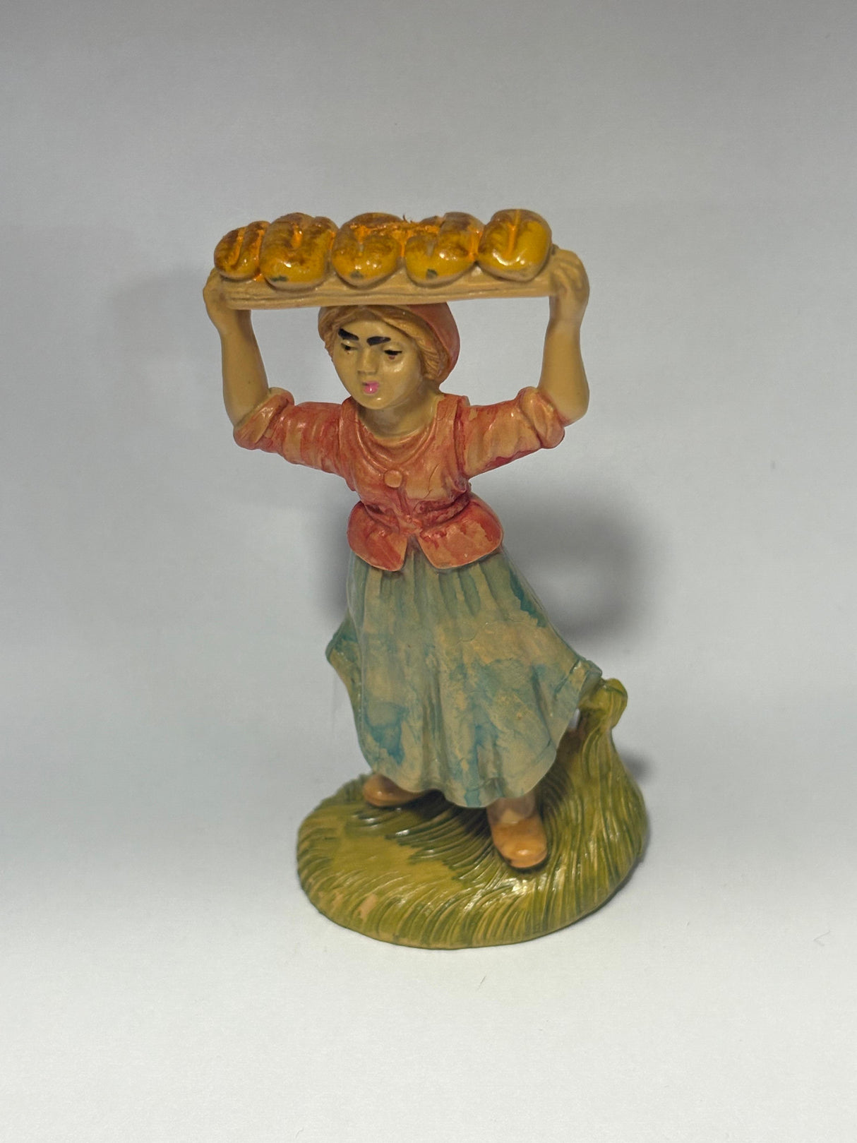 DONNA CON PANE CM 8.2