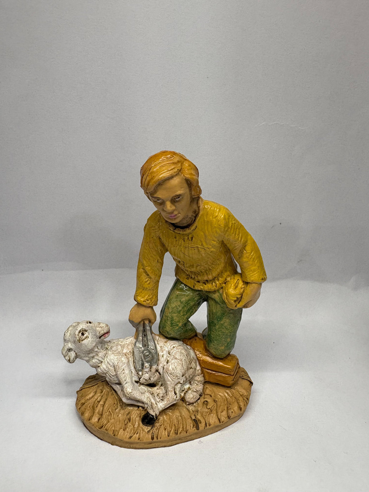 PASTORE CHE TOSA LA PECORA CM 10