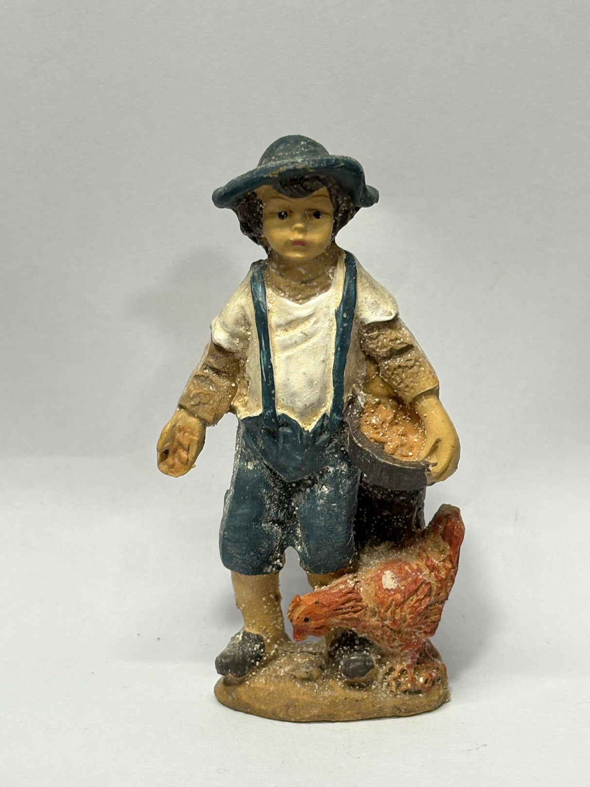 UOMO CHE NUTRE UN GALLO CM 10