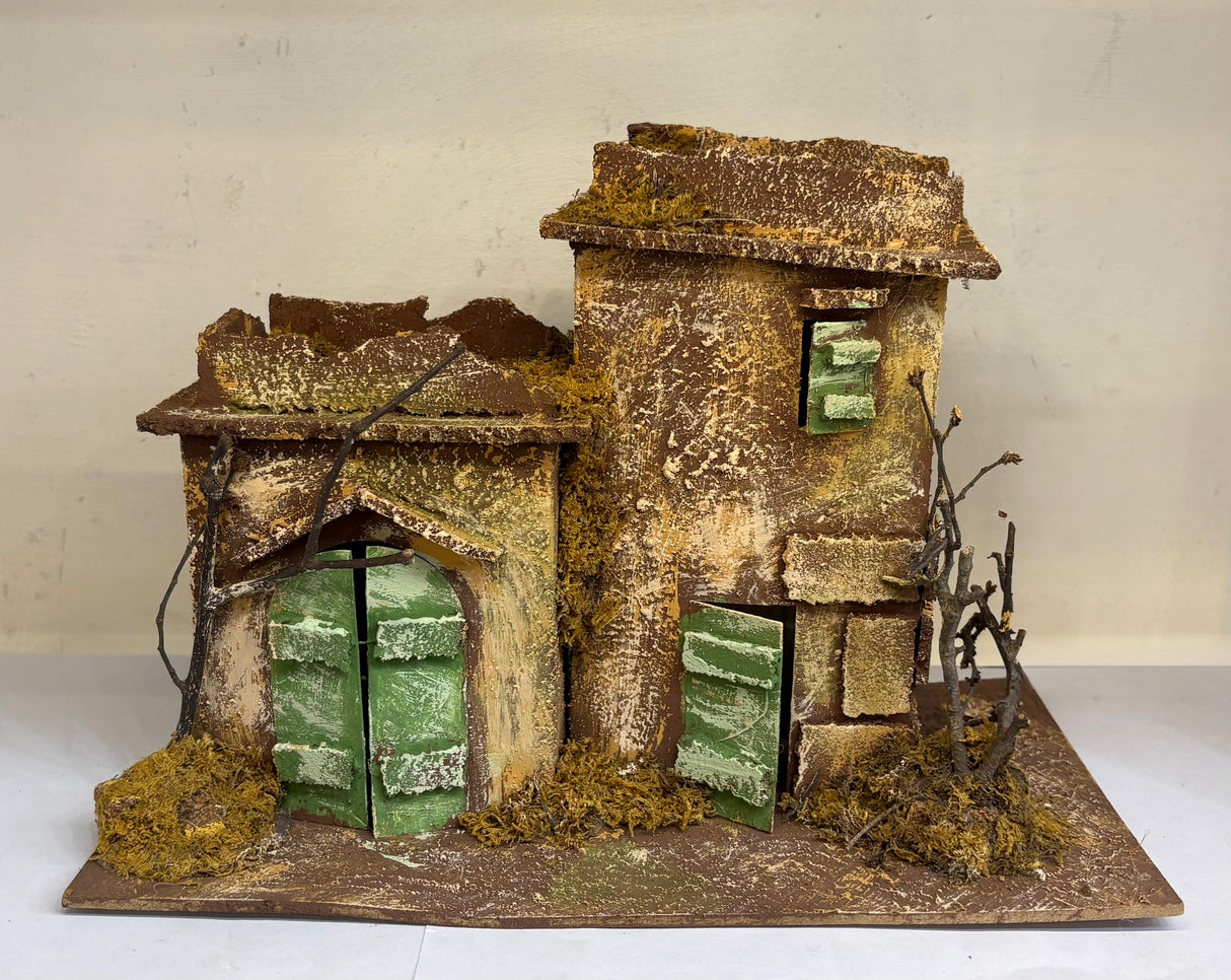 CASOLARE CON INFISSI VERDI