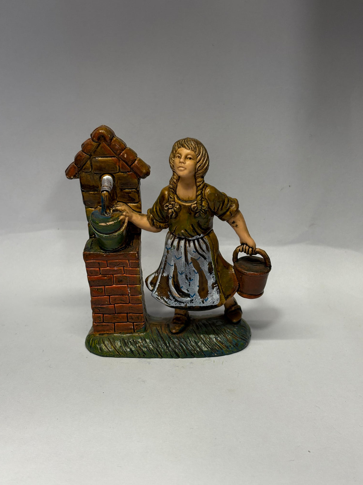 DONNA CHE RIEMPIE I SECCHI CM 10