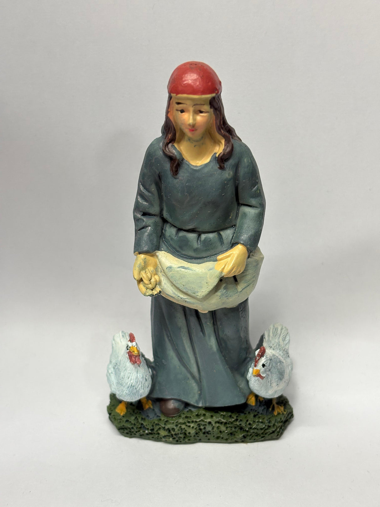 DONNA CHE SFAMA LE GALLINE CM 12