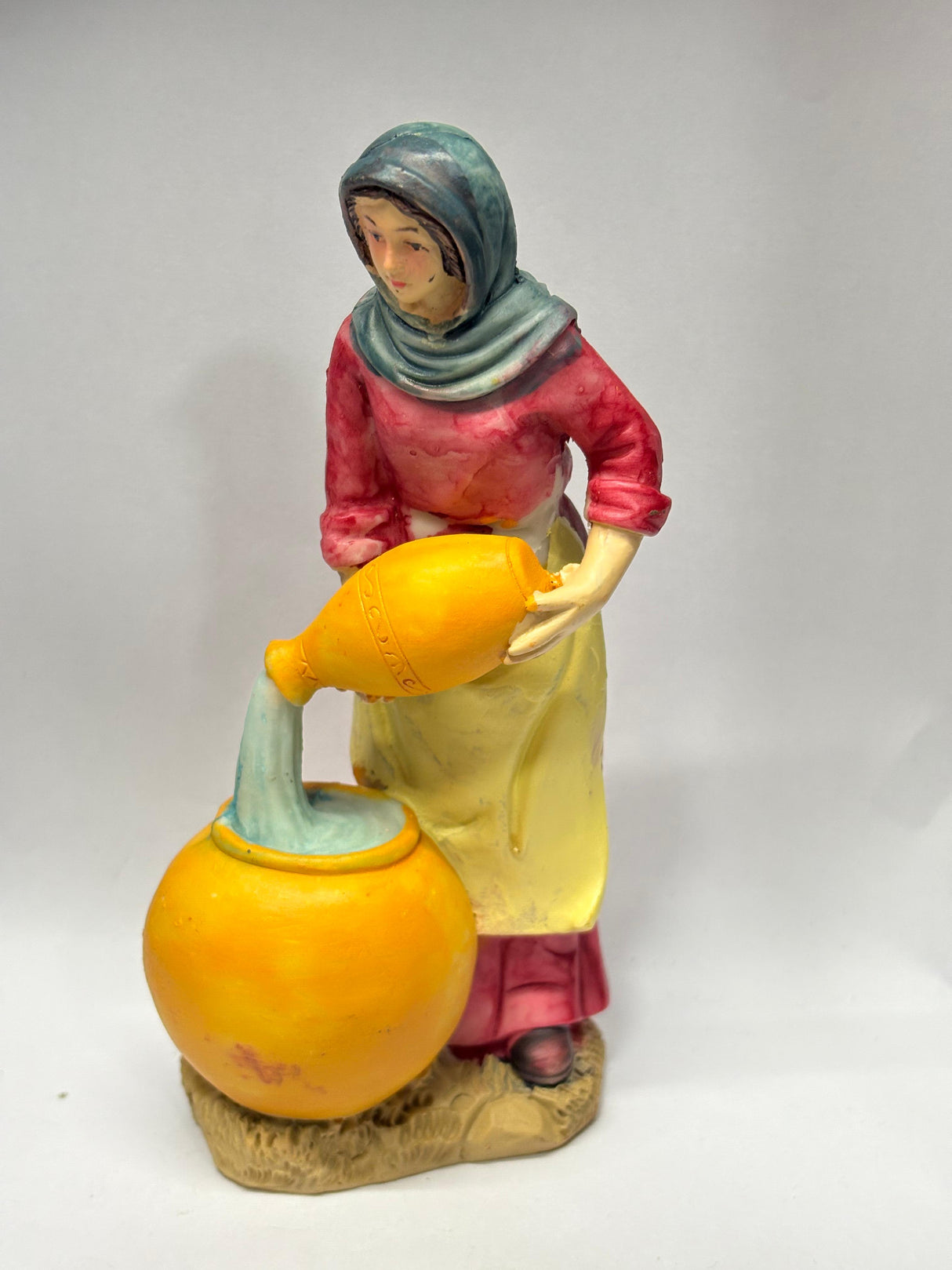 DONNA CON ANFORA CM 15