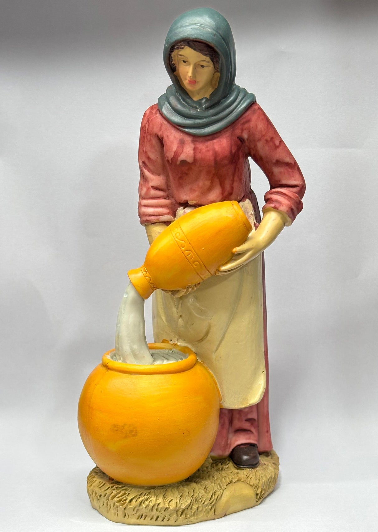 DONNA CON ANFORA CM 20