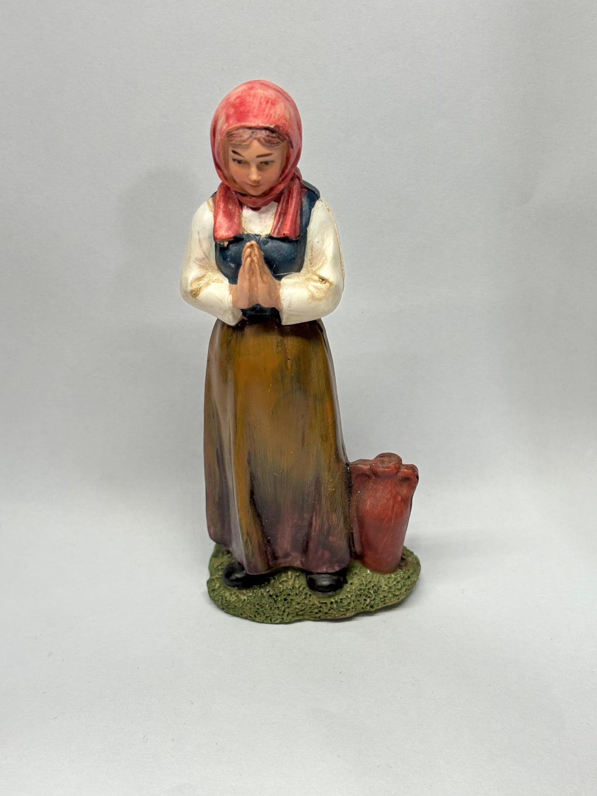 DONNA CON ANFORA CM 12