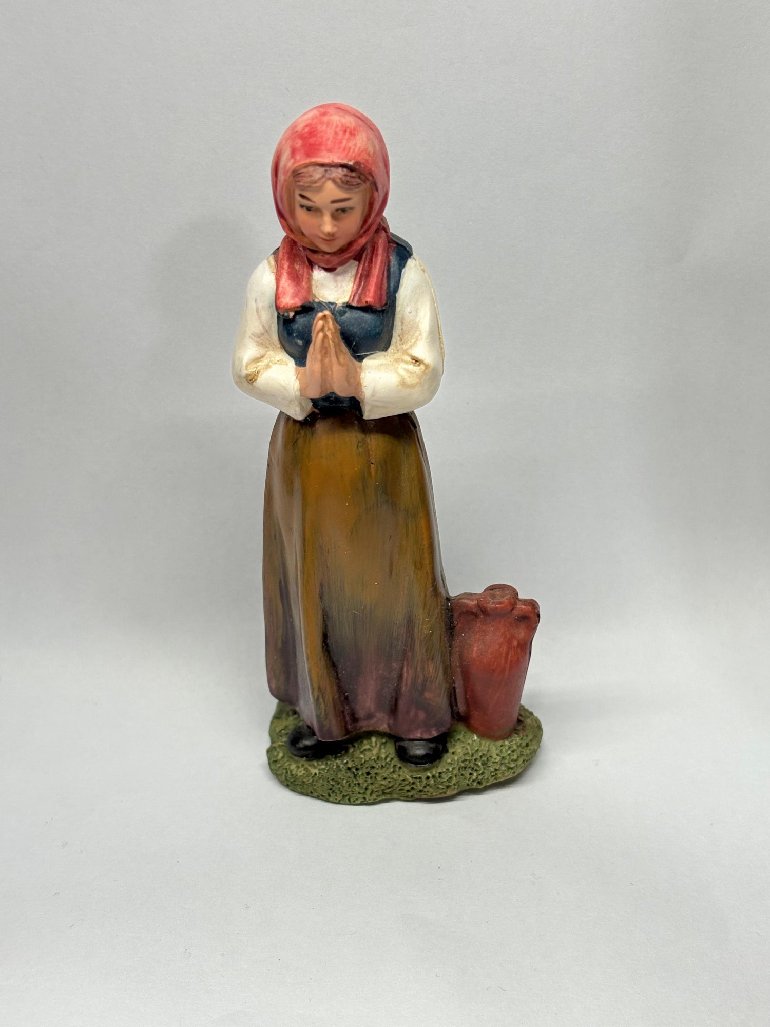 DONNA CON ANFORA CM 12