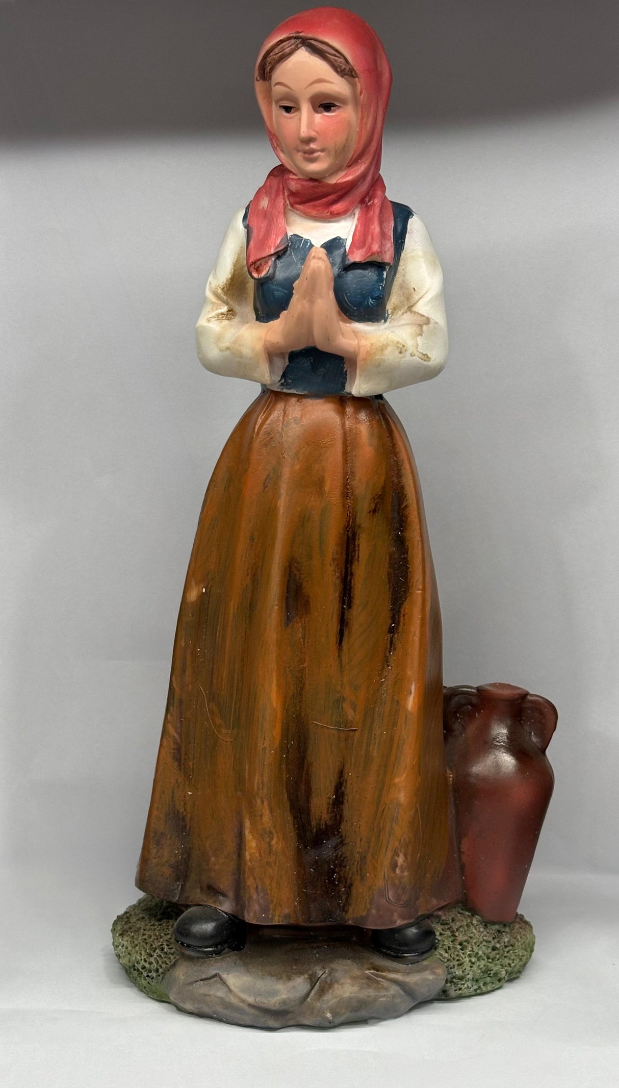 DONNA CON ANFORA CM 30