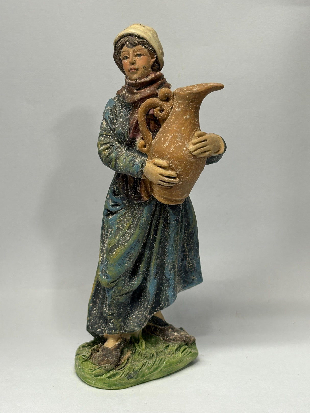 DONNA CON ANFORA CM 12