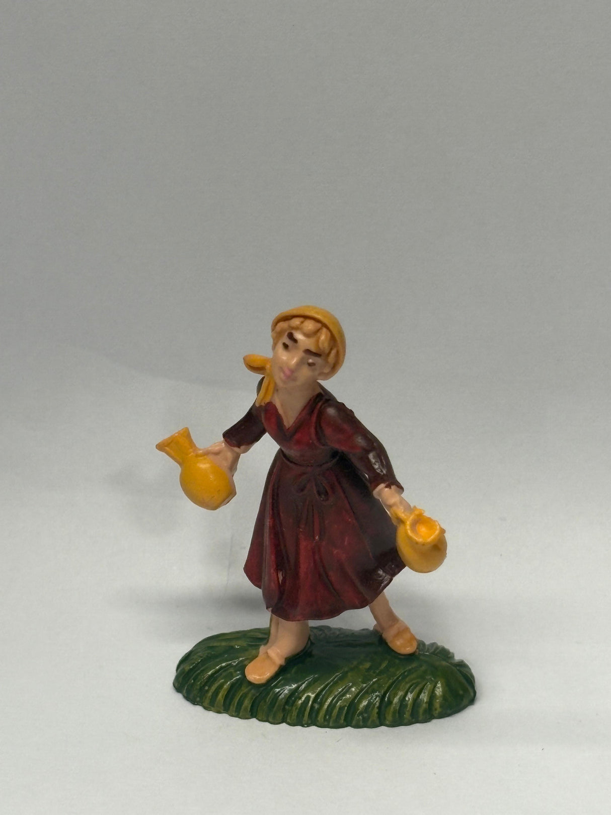 DONNA CON BROCCHE CM 6.5