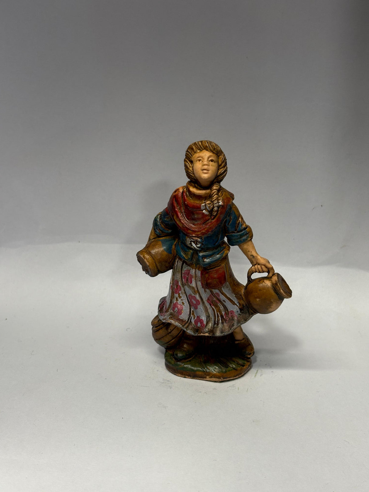 DONNA CON BROCCHE CM 10