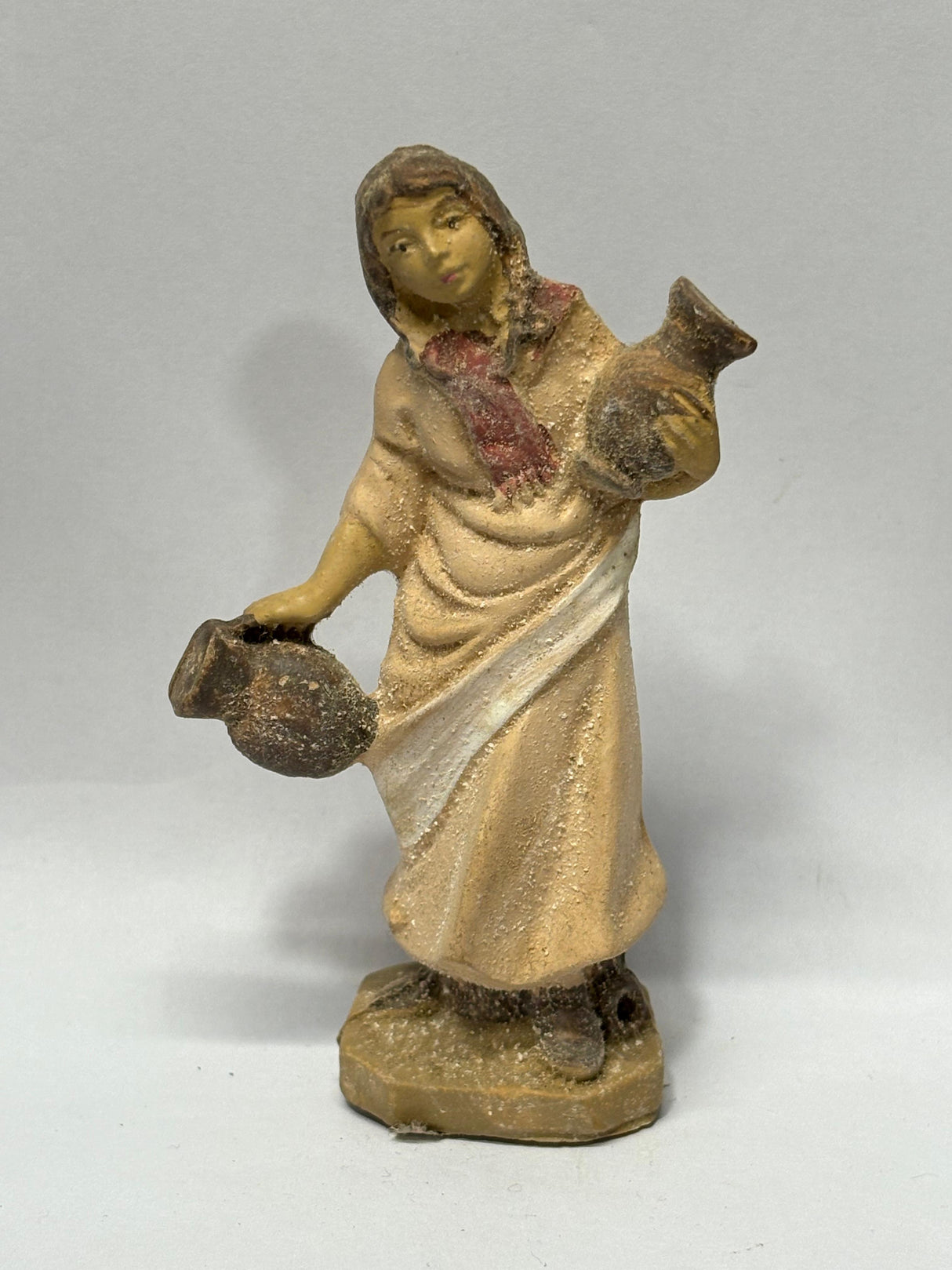 DONNA CON BROCCHE CM 10