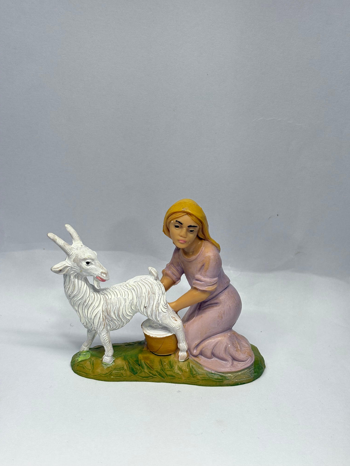 DONNA CON CAPRA CM 9