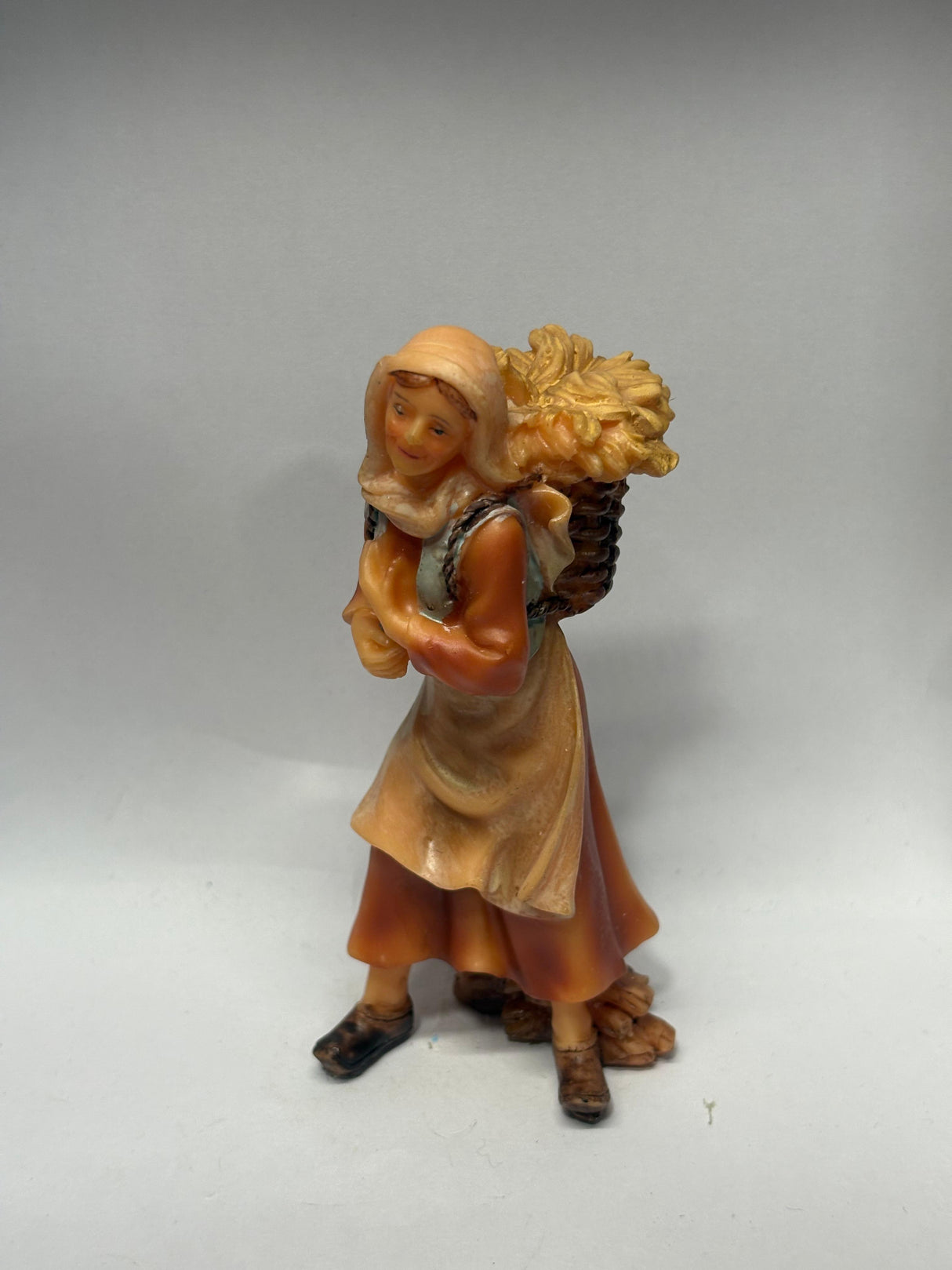 DONNA CON CESTO DI FRUTTA CM 12