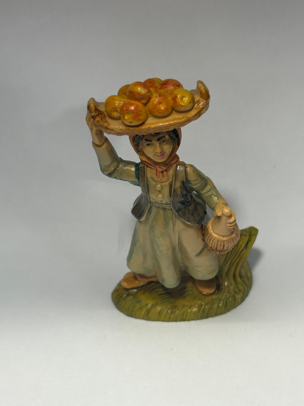 DONNA CON FRUTTA CM 8.2