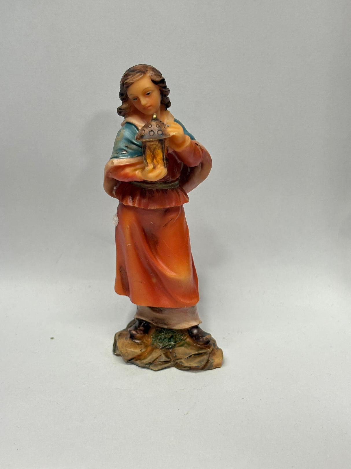 DONNA CON LANTERNA CM 12