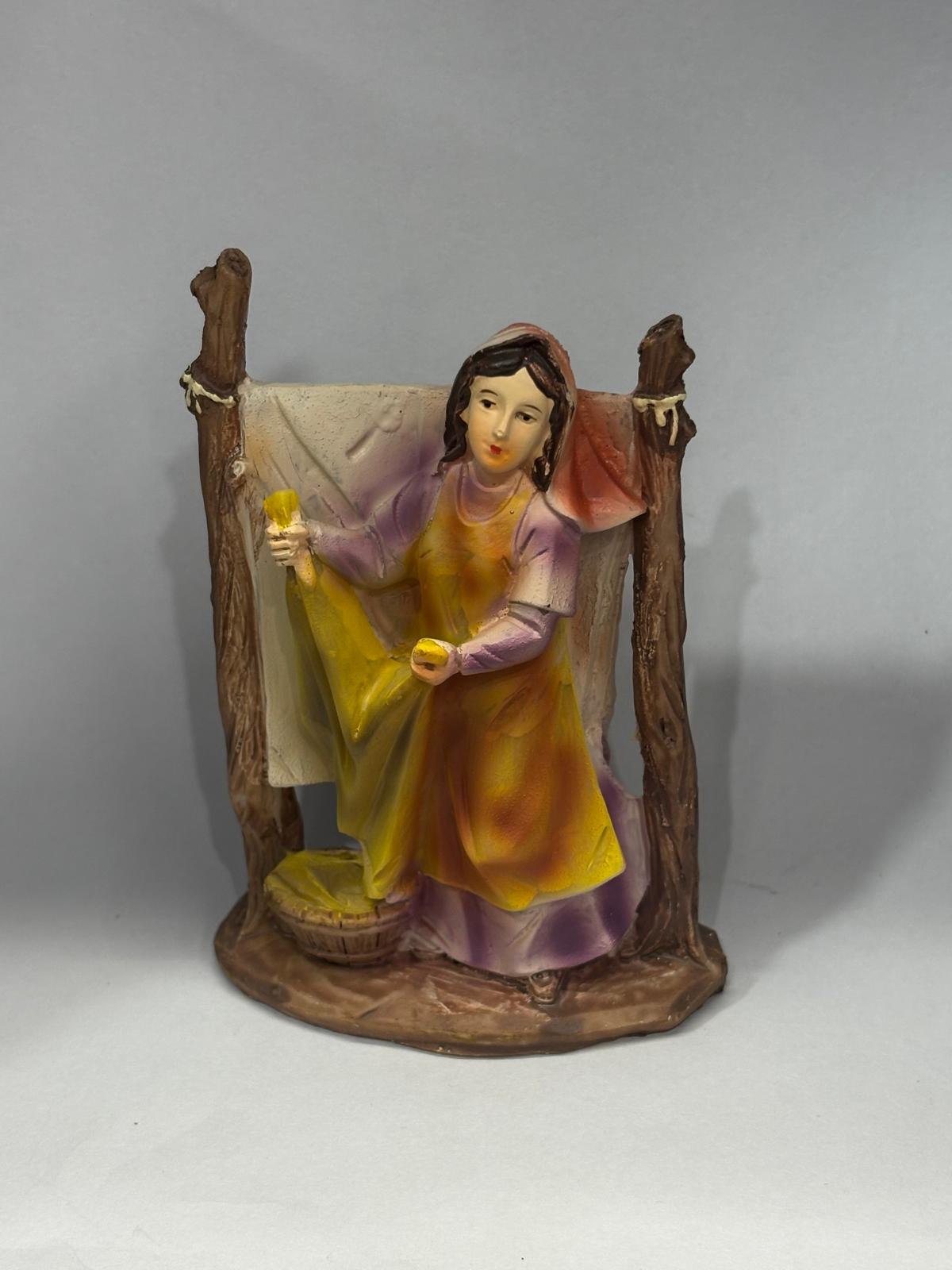 DONNA CON PANNI CM 10