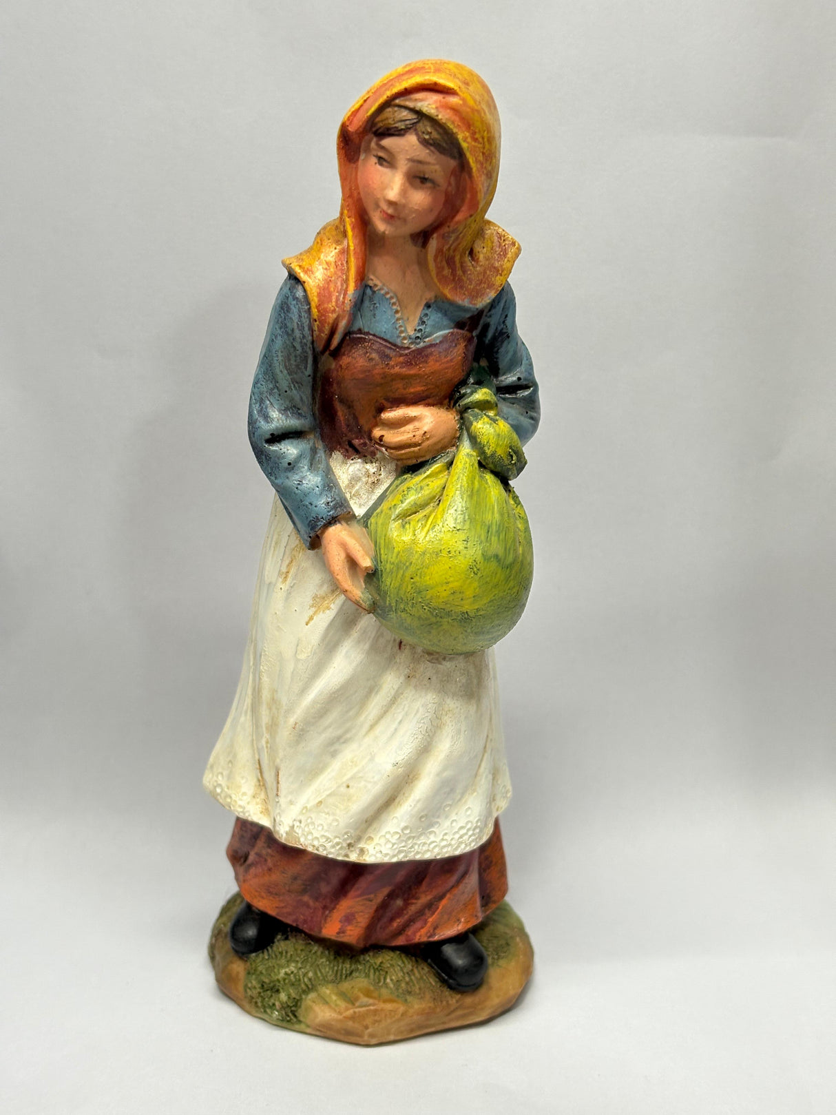 DONNA CON SACCO CM 15