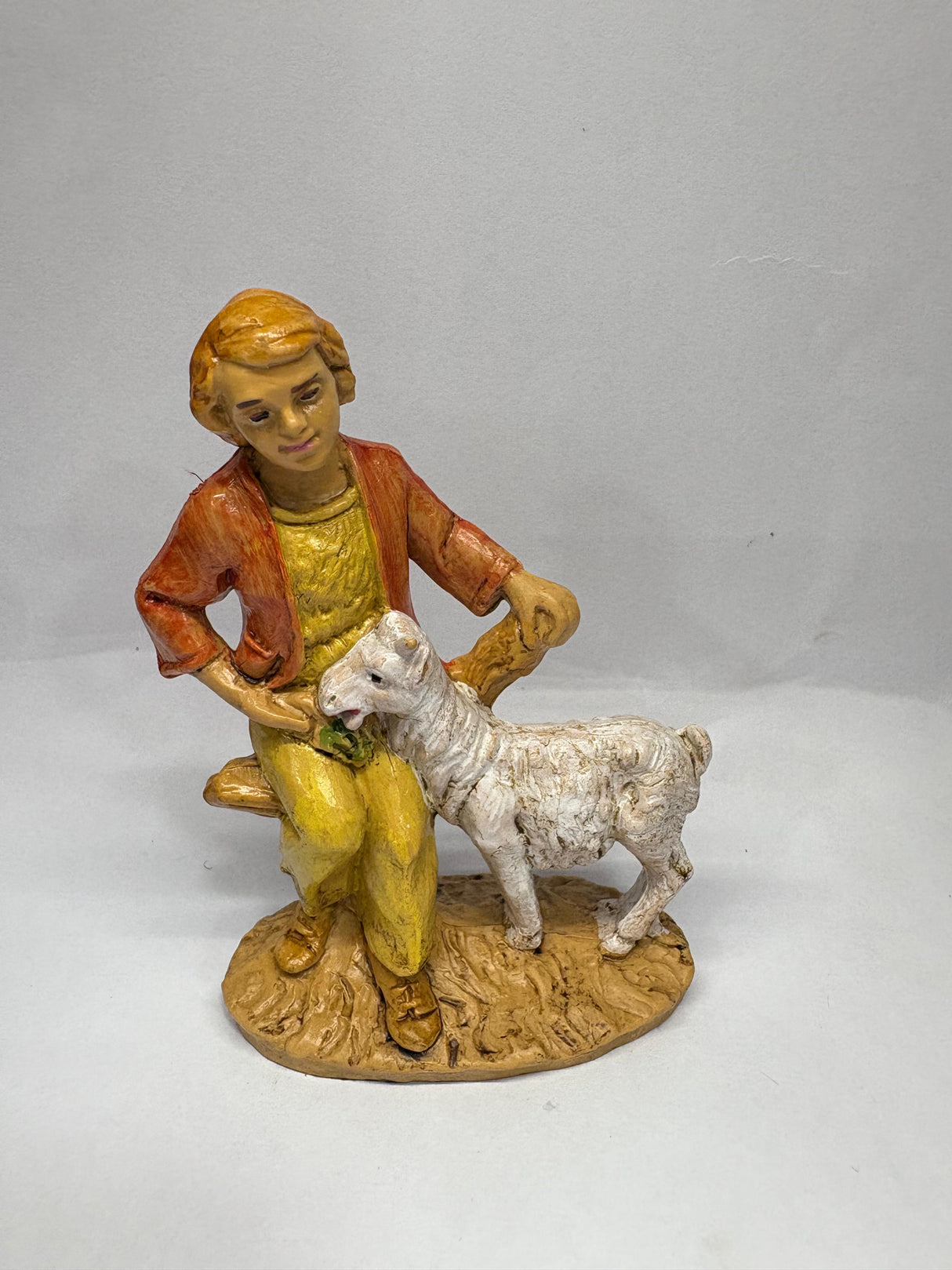 PASTORE CHE NUTRE LA PECORA CM 10