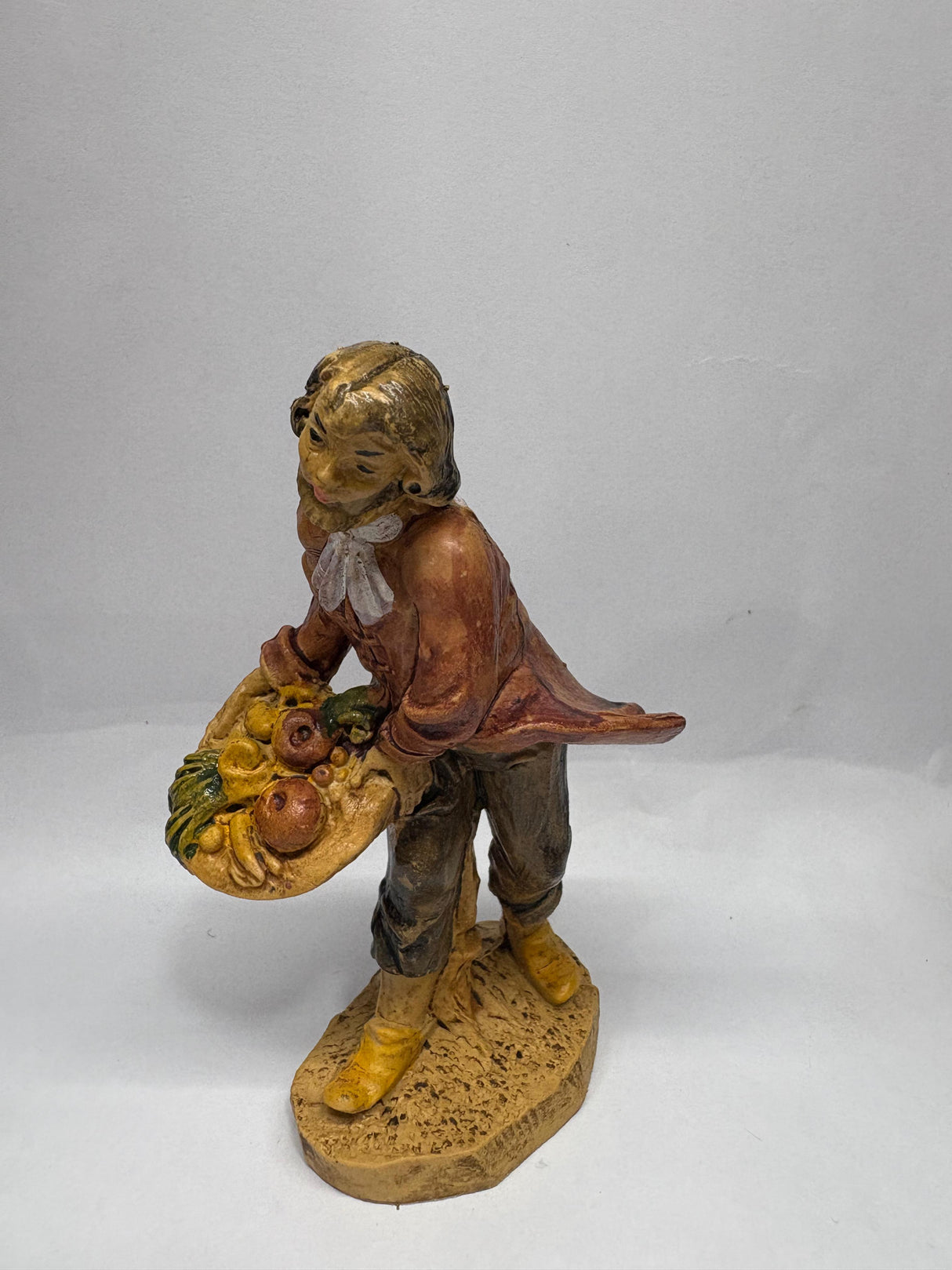 PASTORE CON CESTO DI FRUTTA CM 10