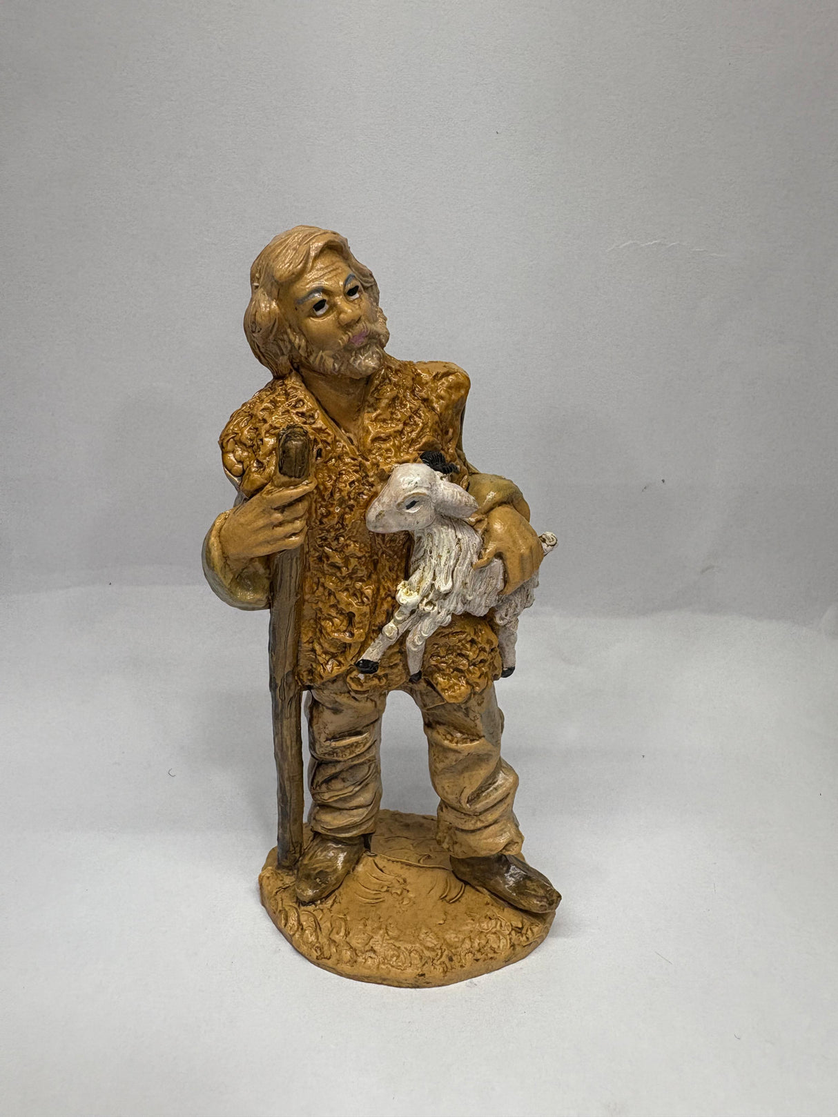 PASTORE CON PECORA IN BRACCIO CM 10