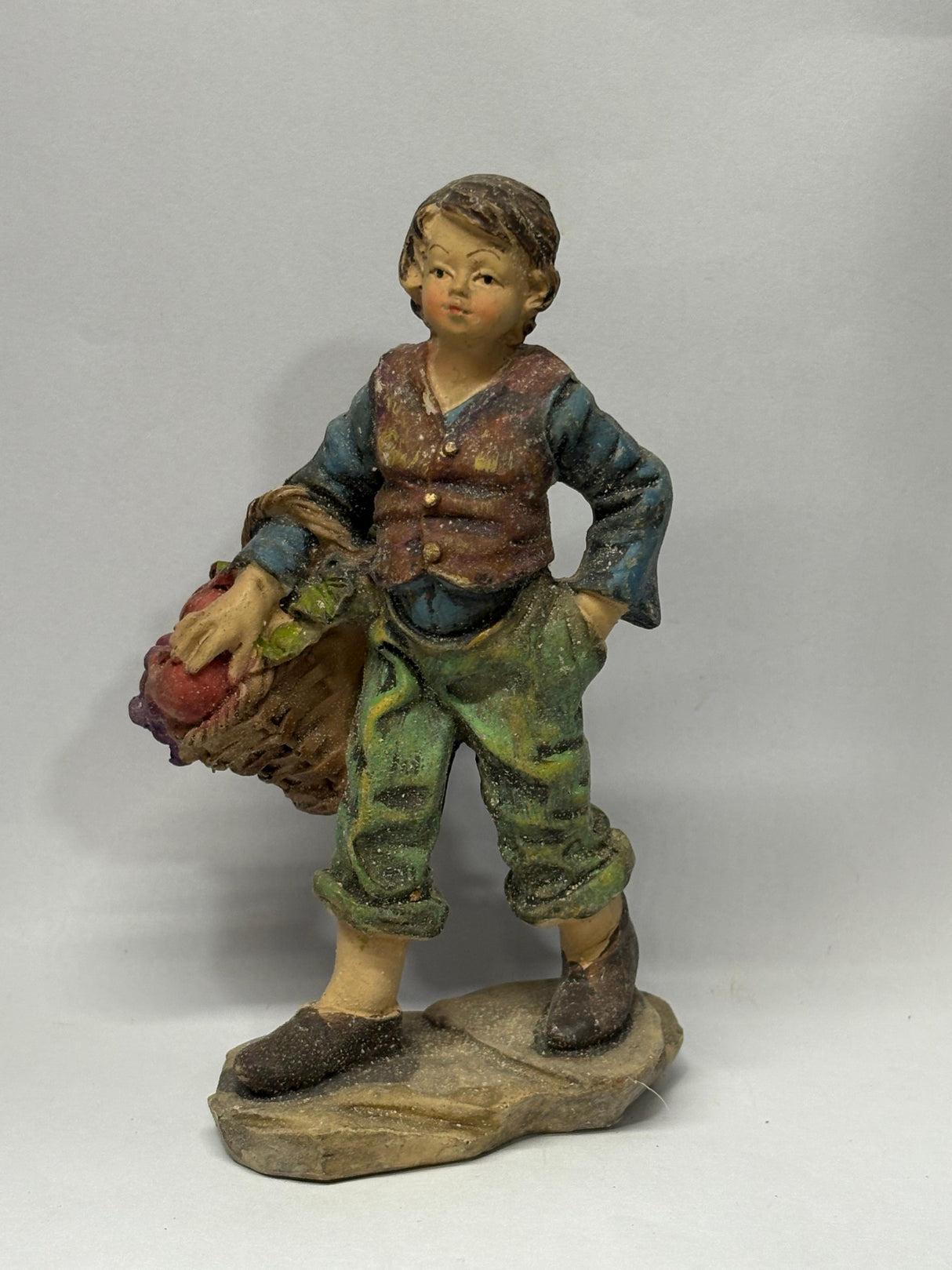 RAGAZZO CON CESTO DI FRUTTA CM 12