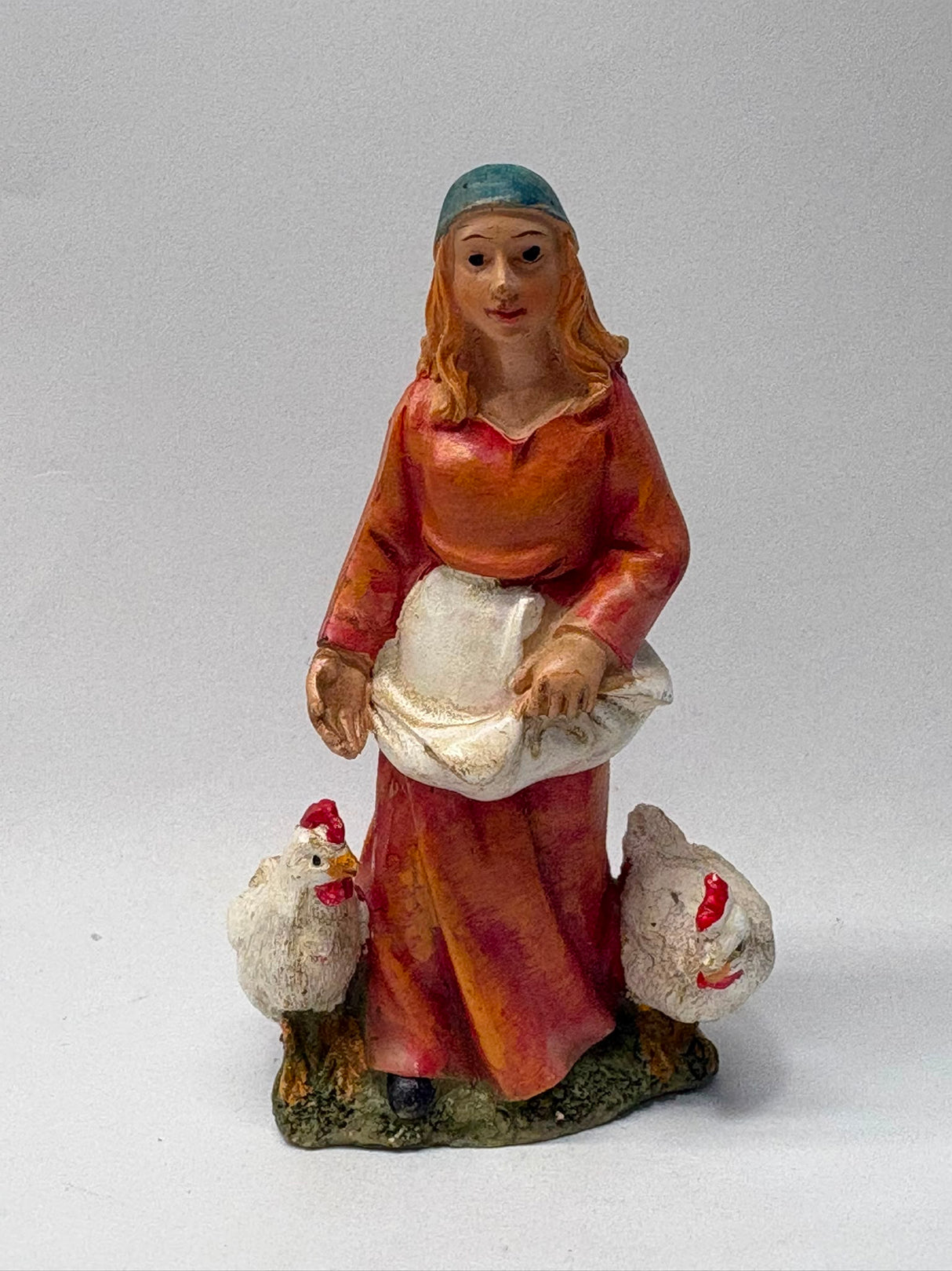 PASTORA CHE NUTRE LE GALLINE CM 10