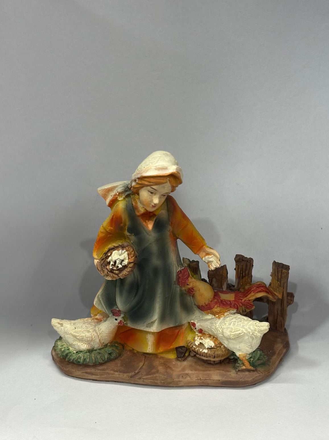 DONNA CON GALLINE CM 10